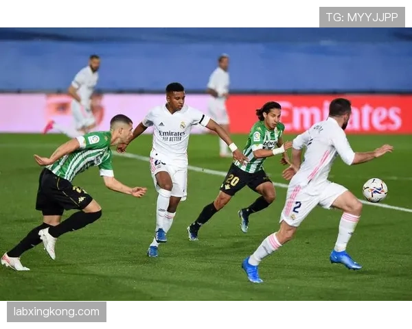 库尔图瓦高位出击与门线救险频现：关键角色转变如何重塑其防守影响力？